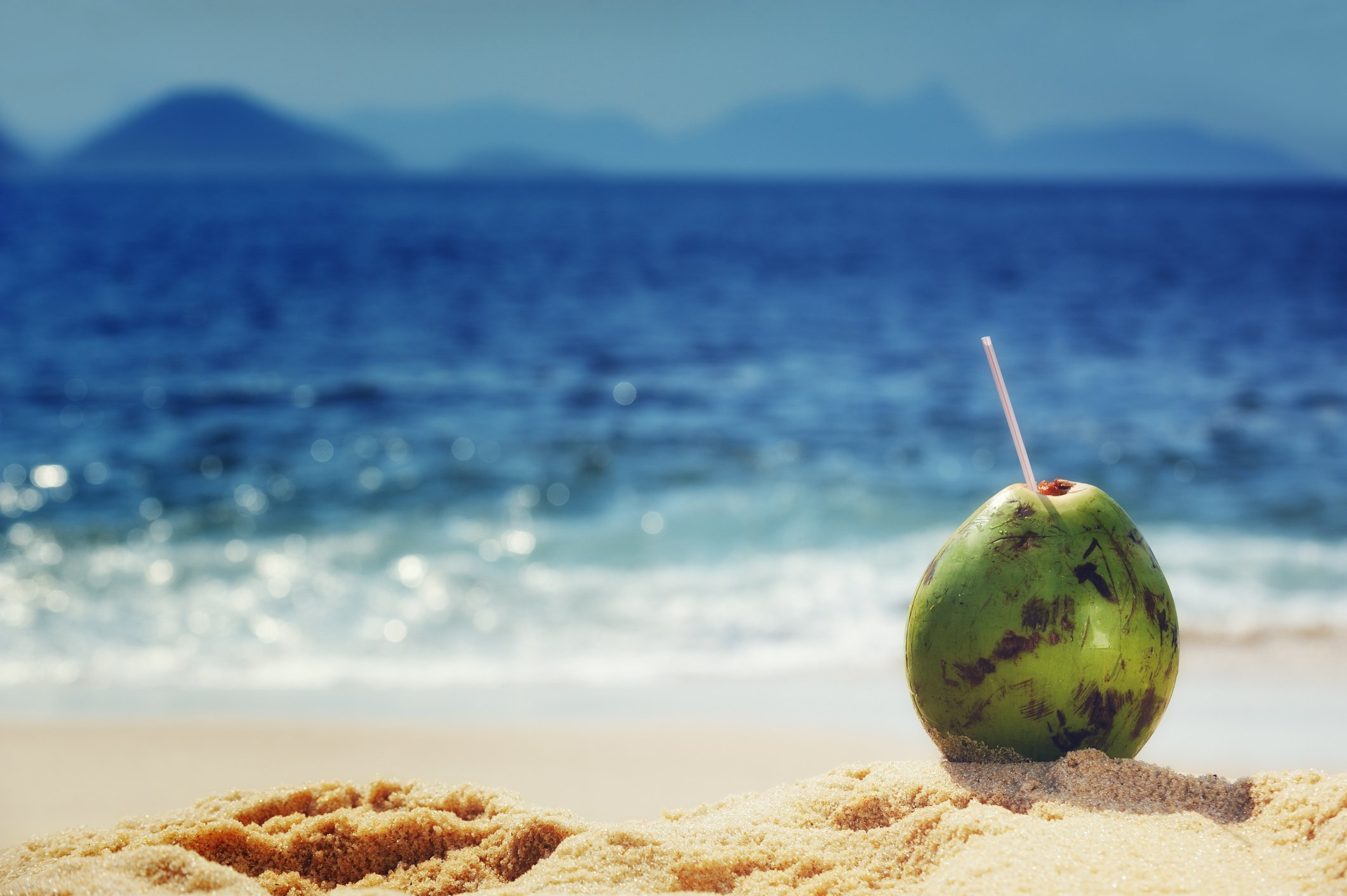 Água de coco de caixinha ou natural? - Lu Explica - Magazine Luiza Água de coco de caixinha ou natural? - Lu Explica - Magazine Luiza